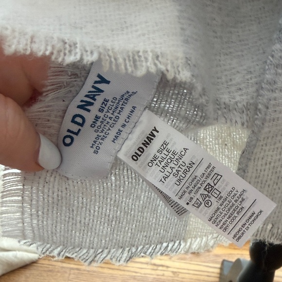 Elegant Gray and Cream Checkered Blanket Scarf - Picture 3 of 3